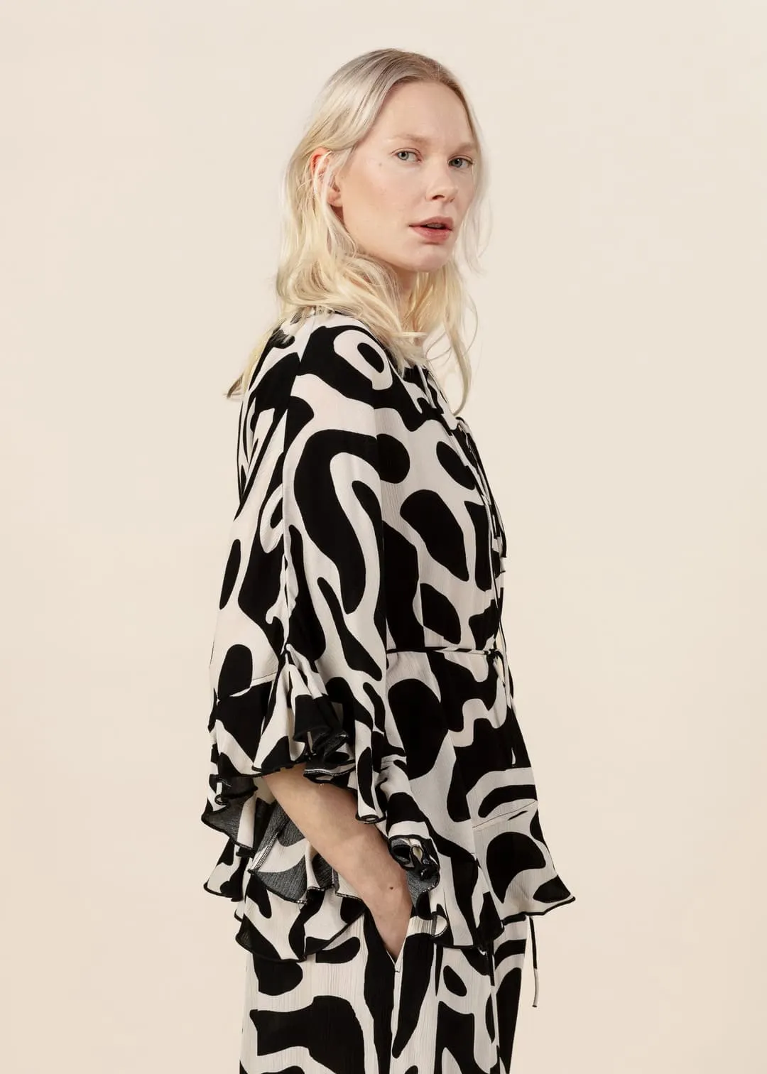 Mönstrad blus med volang