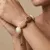 Armband in edelstaal met grote kralen in beige