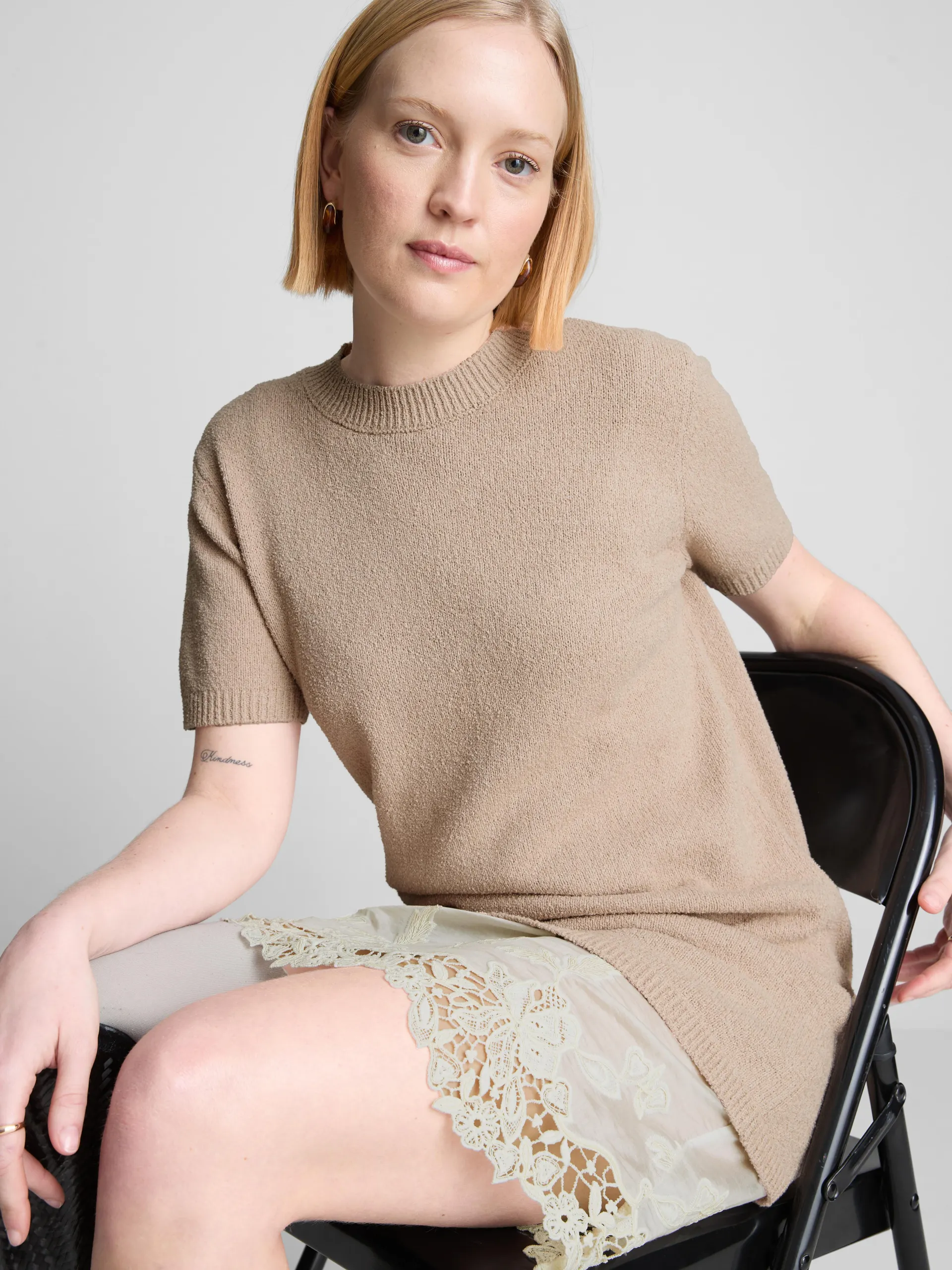 Mini robe en maille à ourlet brodé