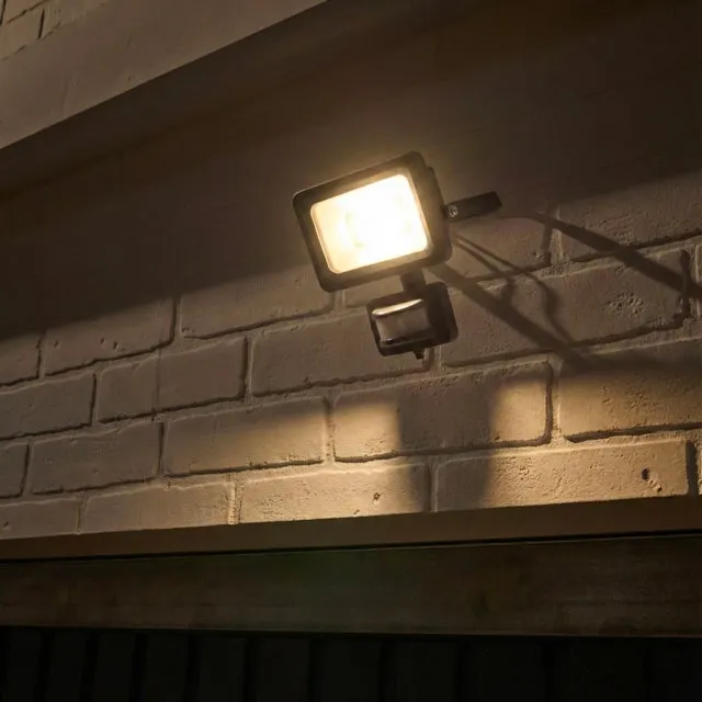 Faro da esterno LED con sensore di movimento/crepuscolare Yonkers in alluminio grigio metallizzato, 50W 6750 lumen CCT INSPIRE
