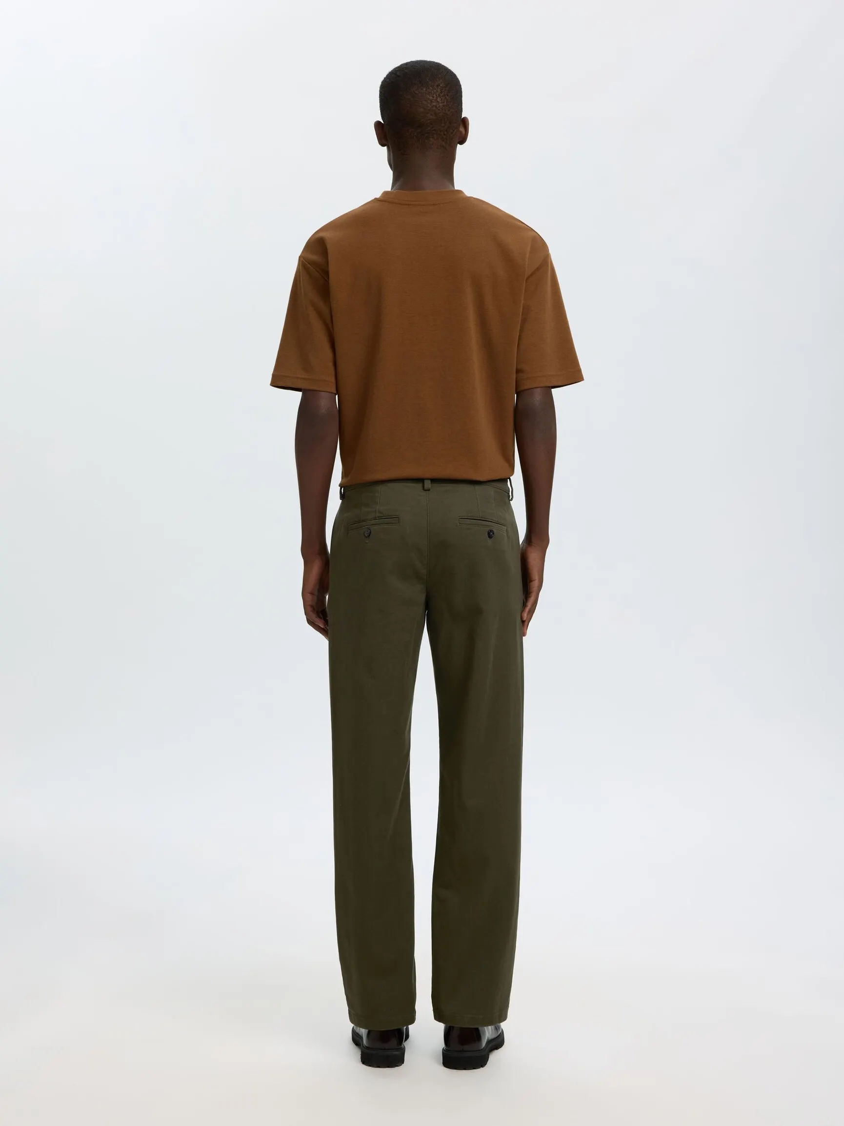 STRAIGHT FIT CHINOS