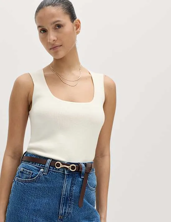 Strickoberteil mit Rundhalsausschnitt und schmaler Passform