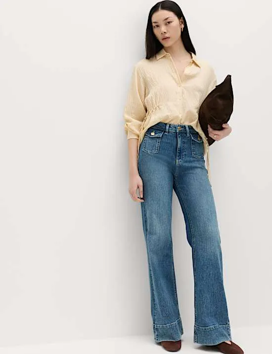 Jeans mit hohem Bund, ausgestelltem Bein und aufgenähter Tasche