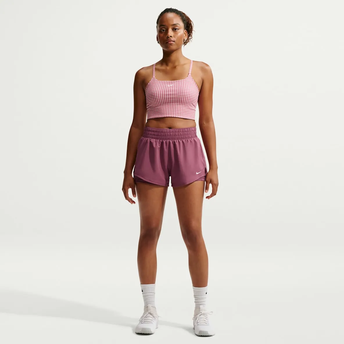 Dri-FIT 2-i-1 dameshorts med mellomhøyt (8 cm)