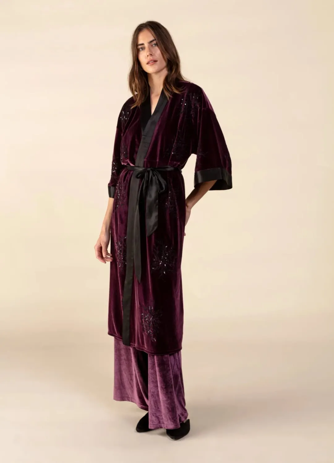 Lång broderad kimono i velour