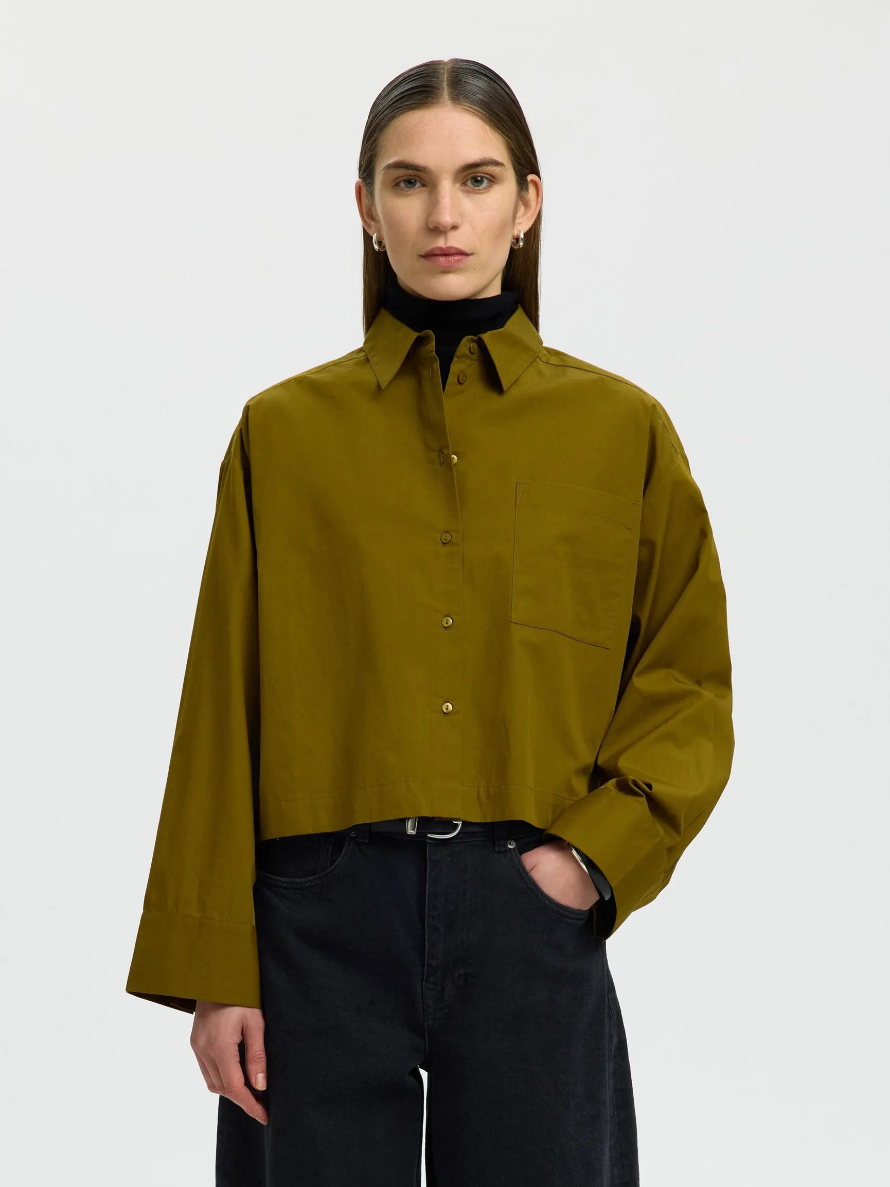 BOXY PASSFORM CROPPED SKJORTE