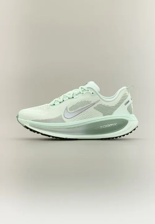 VOMERO 18 - Løpesko for vei - barely green/metallic silver-coloured/steam