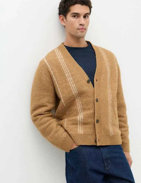 Flauschige Strickjacke mit Streifenmuster und bequemer Passform
