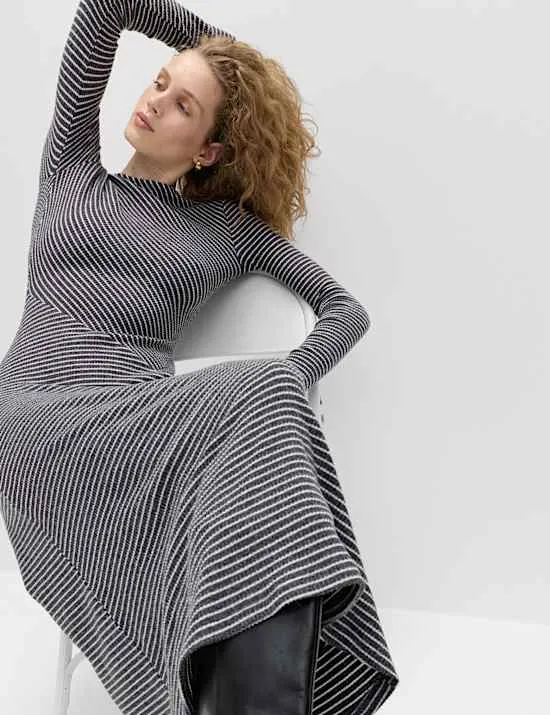 Bequemes, gestreiftes Midi-Säulenkleid aus Jersey