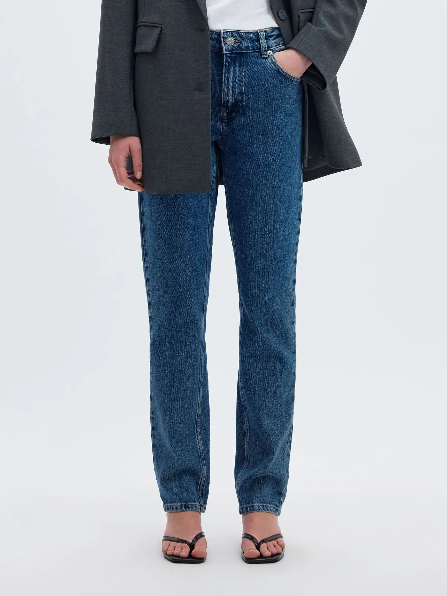 MID WAIST SLIM JEANS MED TAPERED FIT