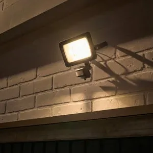 Faro da esterno con sensore di movimento/crepuscolare Yonkers in alluminio antracite, Modulo LED 30W 4050 lumen INSPIRE