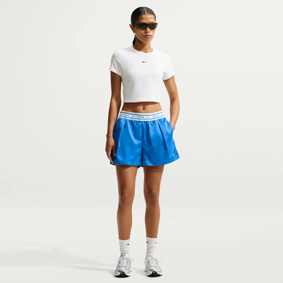 Satengshorts med mellomhøyt liv og ledig passform til dame