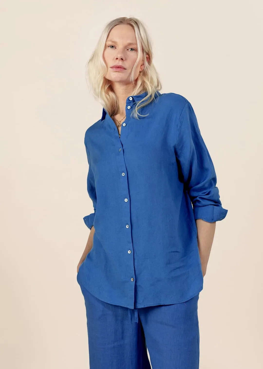 Blå linneskjorta