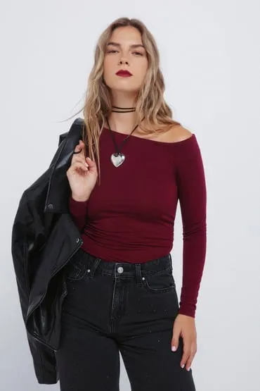 Camiseta ajustada escote asimétrico