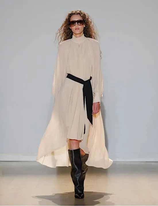 Tailliertes Maxikleid aus Satin