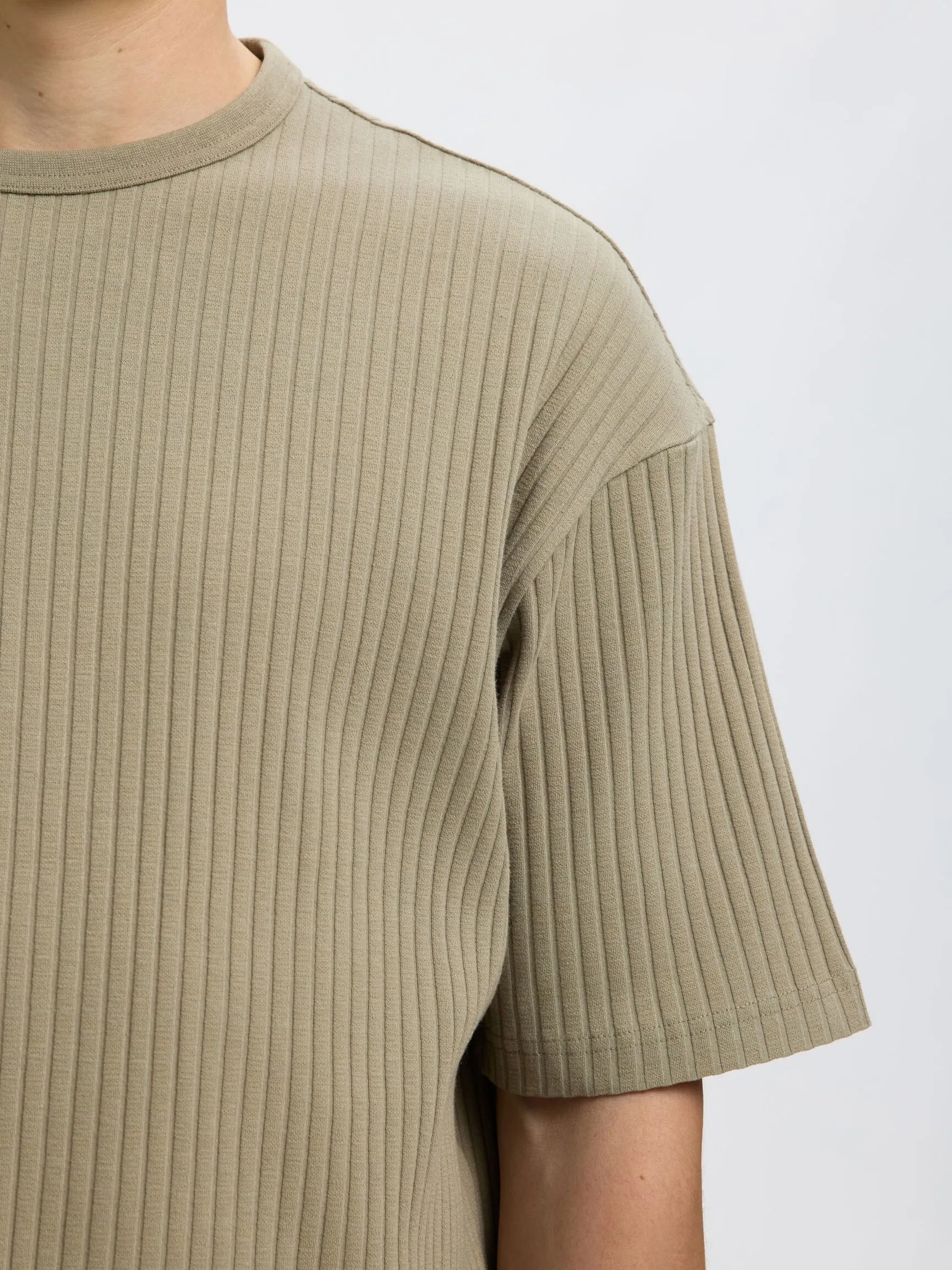 RELAXED FIT RIBBET T-SKJORTE