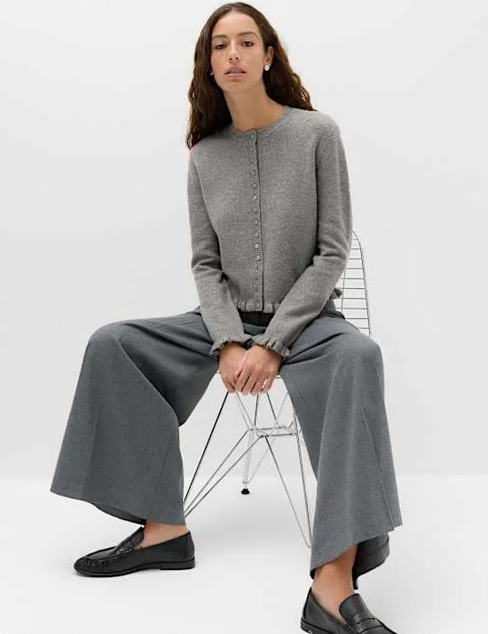 Strickjacke mit Rüschen und Rundhalsausschnitt