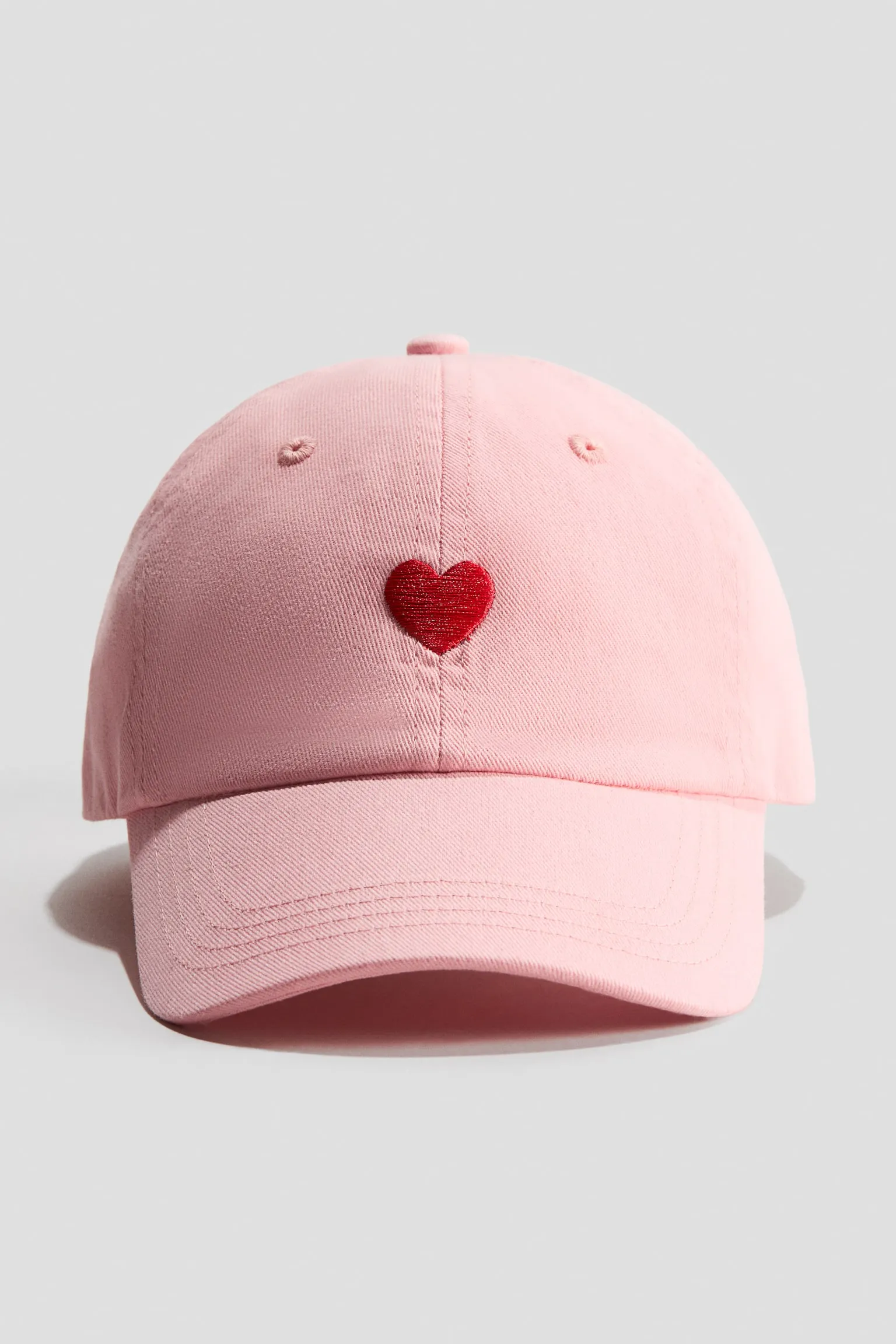 Gorra con diseño bordado