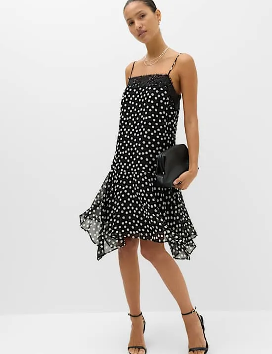 Mini-Trägerkleid mit Punktmuster und Spitzendetail