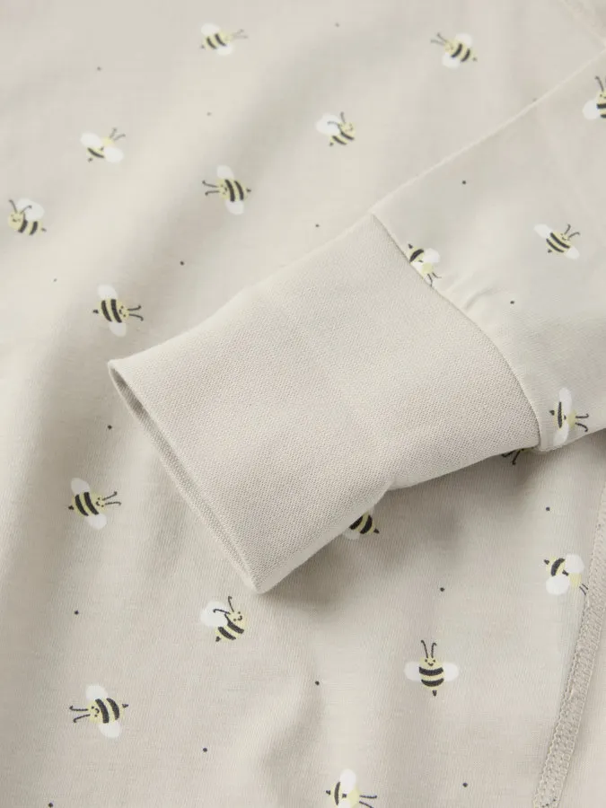 Kan forlenges i skrittet og på ermene