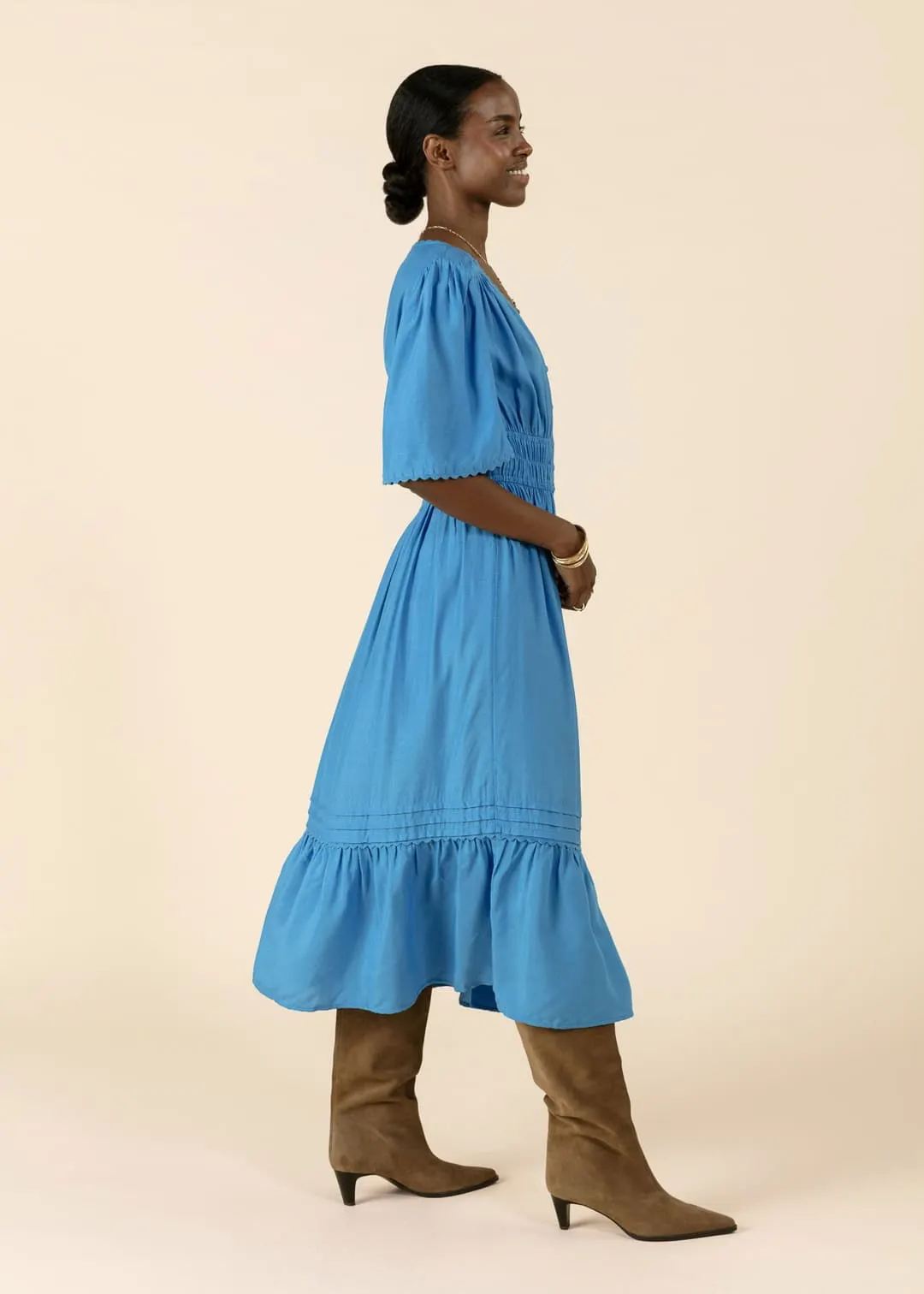 Lång klänning med volang