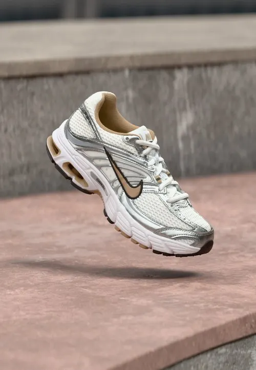 AIR MAX MOTO 2K - Joggesko - white/british khaki/metallic silver-coloured/black/flat silver-coloured/photon dust