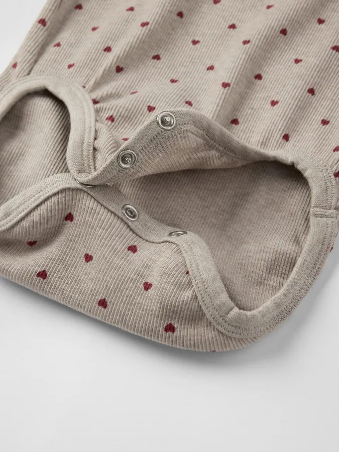 Ribbestrikket i myk bomull med bølget kant