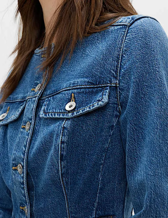 Körpernahe, kragenlose Utility-Jacke aus Denim