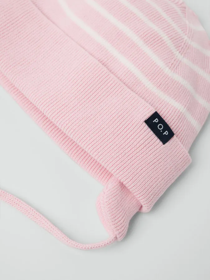 Strikket med ribbestrikket vrangbord, øreklaffer og knytebånd