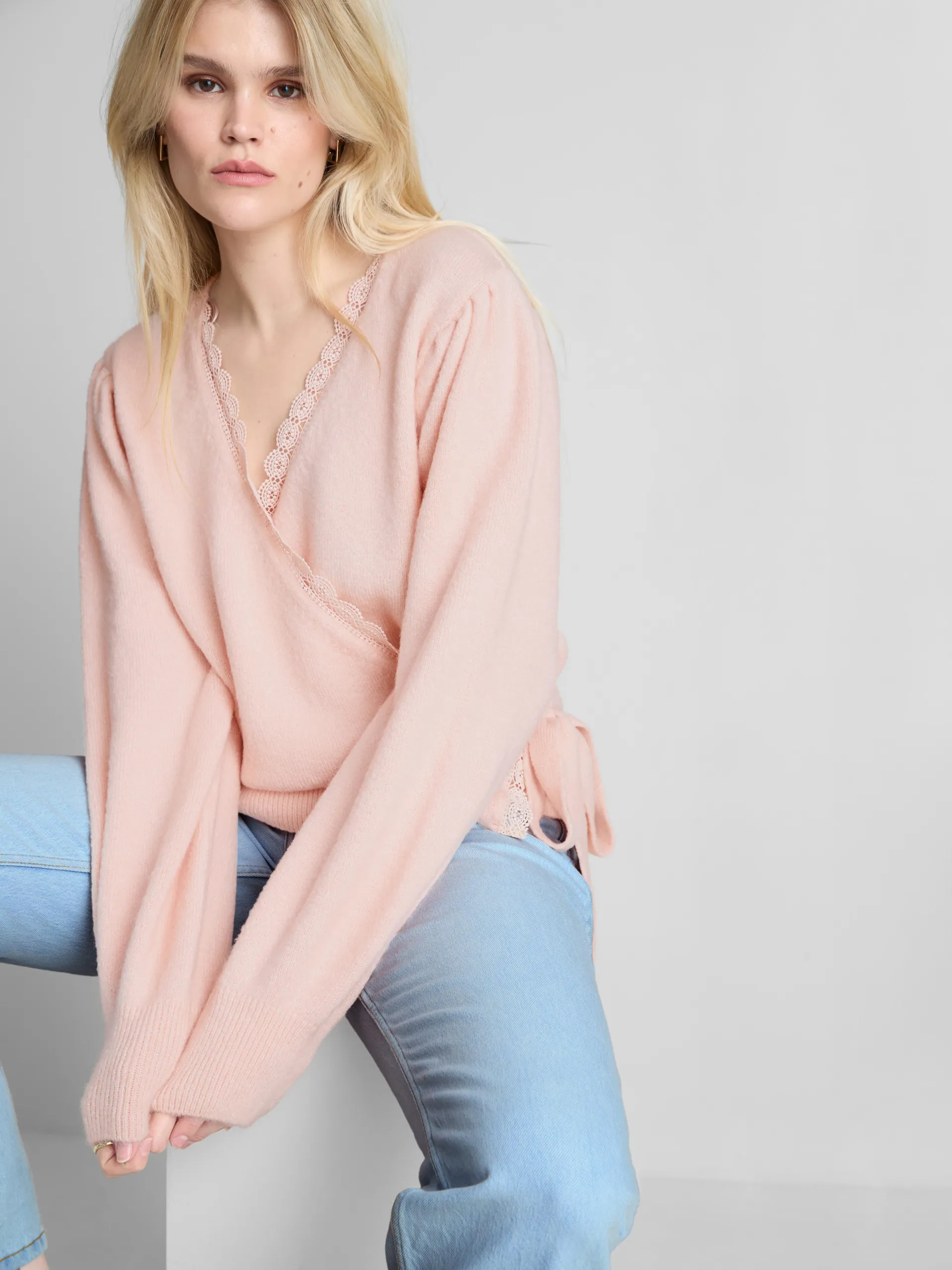 Cardigan incrociato con dettagli in pizzo