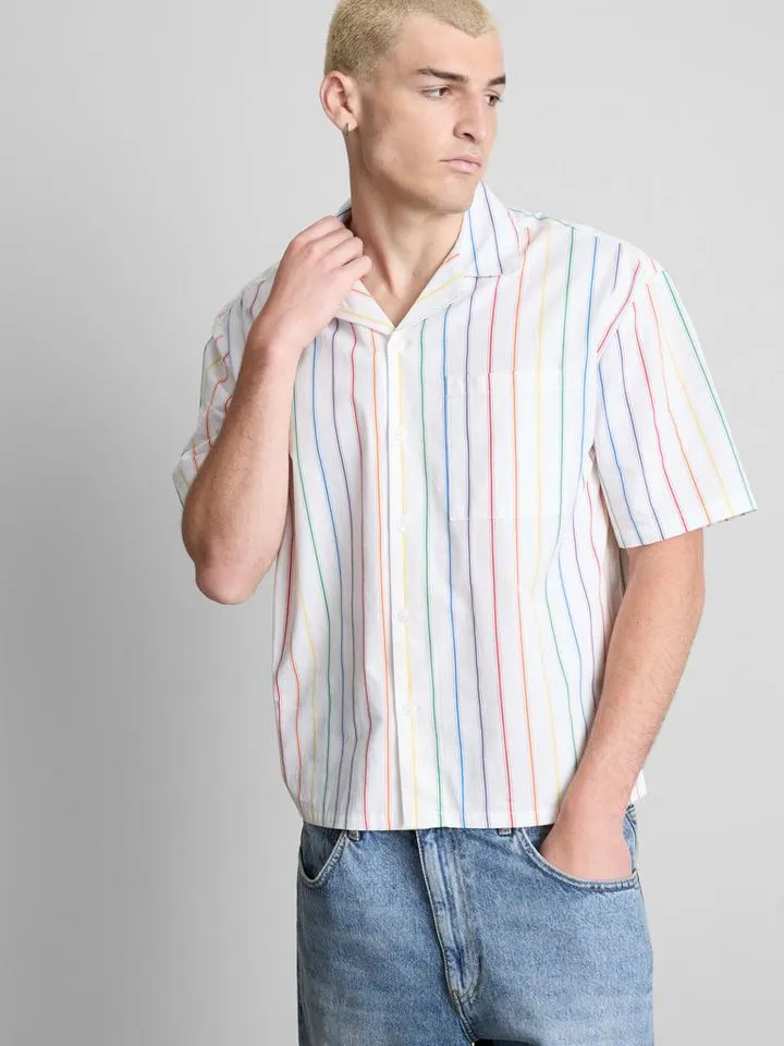 Chemise à col à revers et rayures Pride