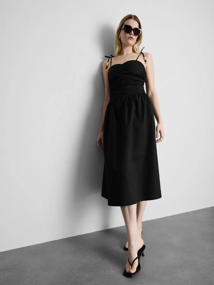 Robe mi-longue ruchée à perles