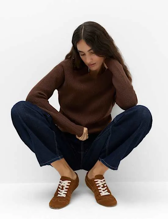 Lang geschnittener gerippter Pullover mit V-Ausschnitt