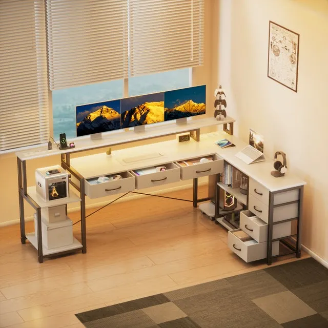 Escritorio en L para juegos con LED, toma de corriente, reversible 198 cm con estante, bolsa, gancho, soporte para monitor y 7 cajones, color blanco