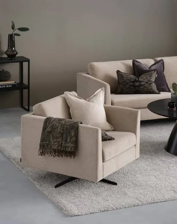 Hjellegjerde Medium 1 seter stol Med svingbart understell, stoff Baffin dark beige, armlen 27