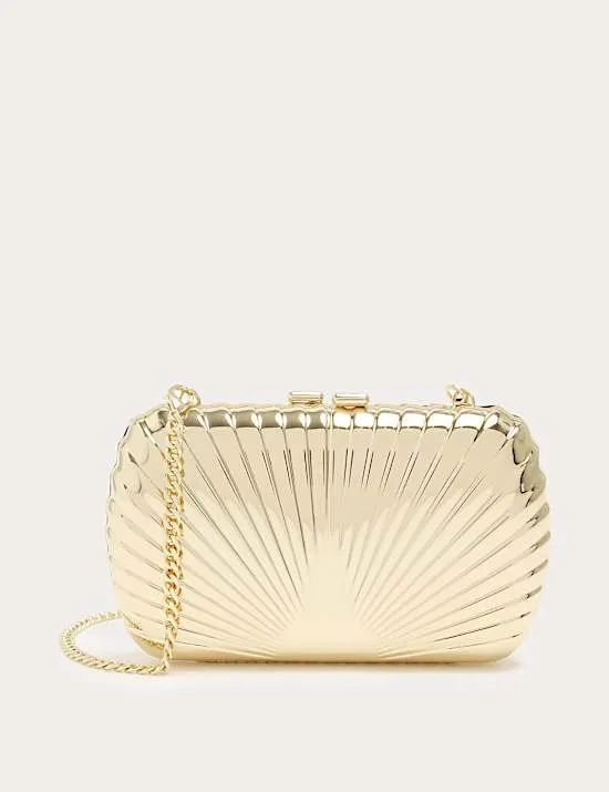 Strukturierte Clutch mit Kettenriemen in Gold