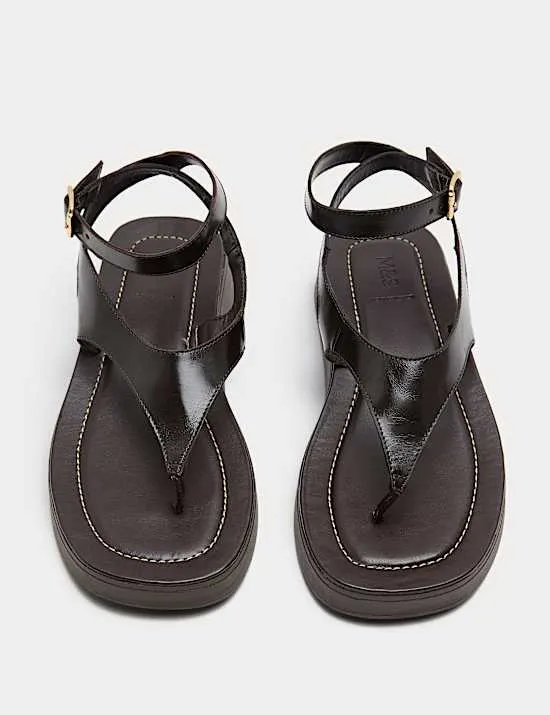 Flache Ledersandalen mit Zehenschlaufe und Knöchelriemen