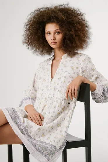 Vestido corto de manga larga con estampado floral.