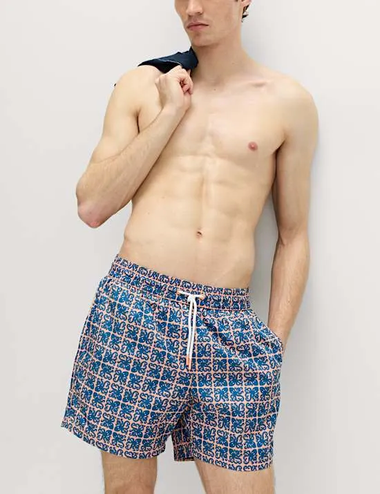Schnell trocknende Badeshorts mit geometrischem Design