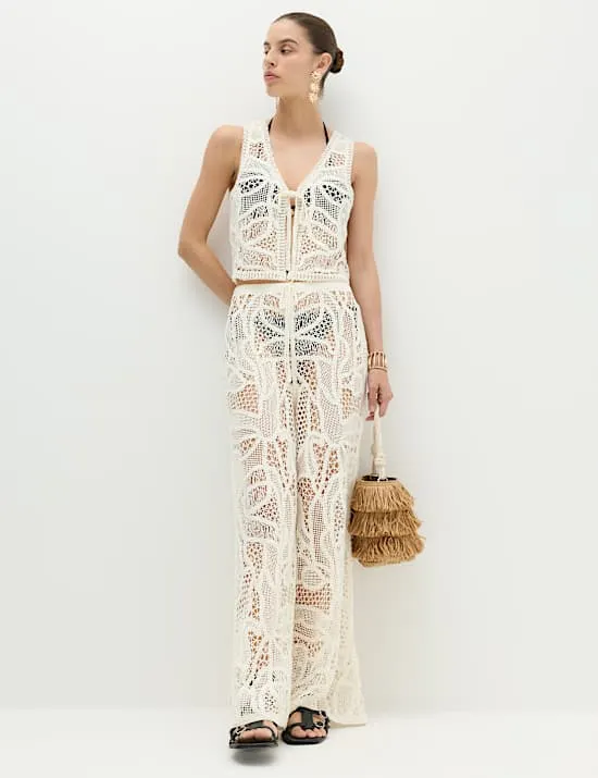 Set aus Strickweste und Hose im Häkelstil