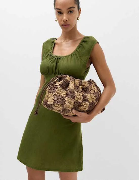 Tailliertes Minikleid aus reinem Leinen mit Rüschen