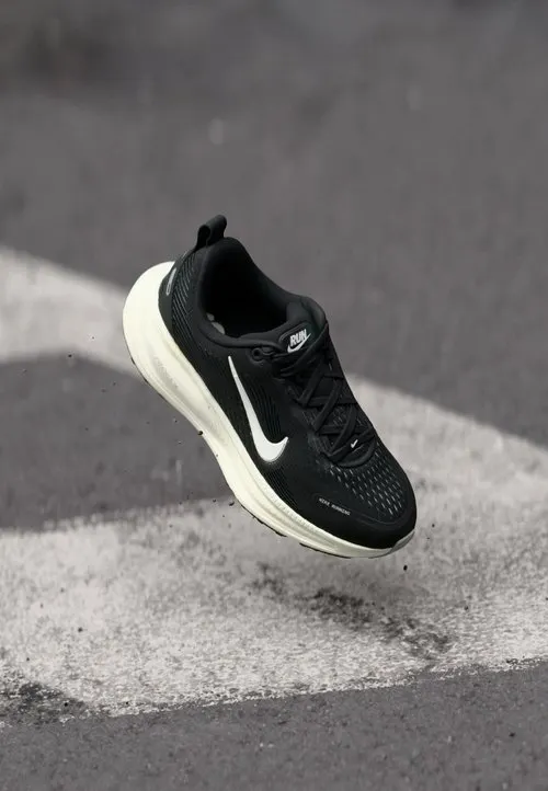 VOMERO 18 - Løpesko for vei - black/summit white/coconut milk/iron ore