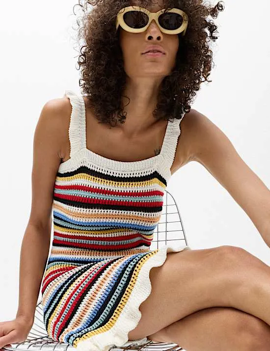 Gestreiftes Mini-Strickkleid mit hohem Baumwollanteil