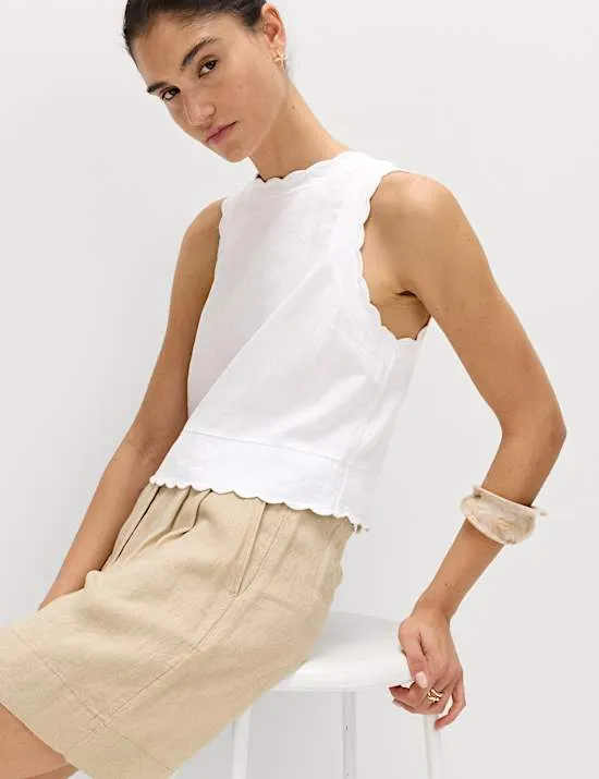 Trägeroberteil mit hohem Leinenanteil und Muschelrand