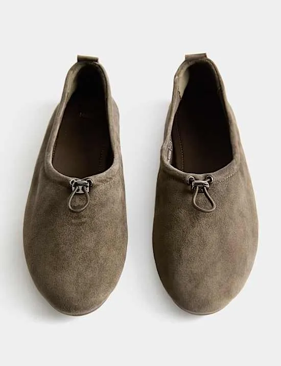 Flache Ballerinas aus Wildleder mit Kordelverschluss