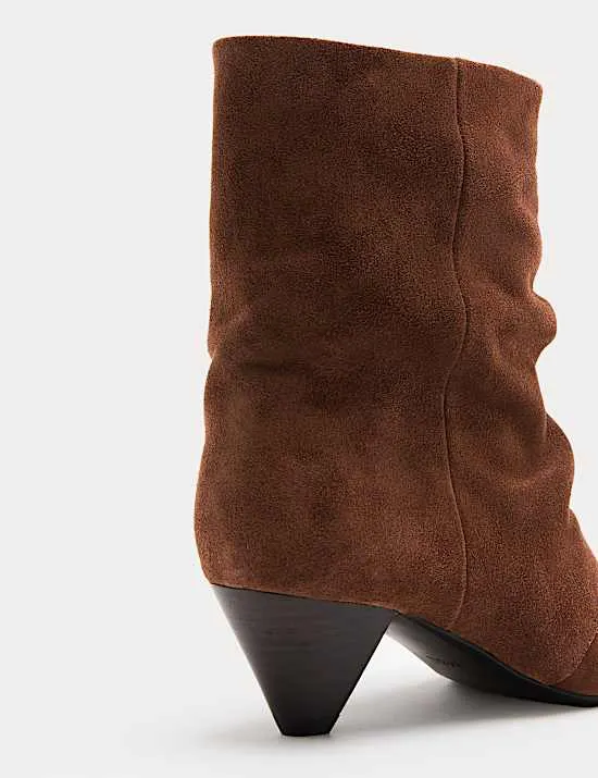 Spitz zulaufende Wildlederstiefeletten mit kegelförmigem Absatz