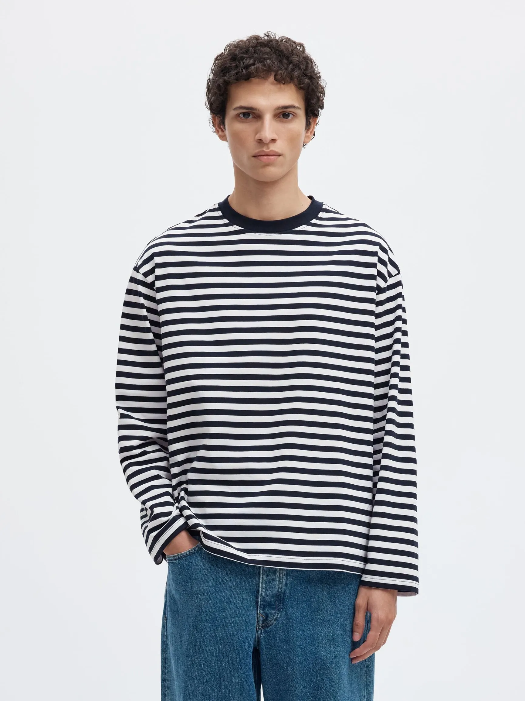 RELAXED FIT LANGERMET T-SKJORTE