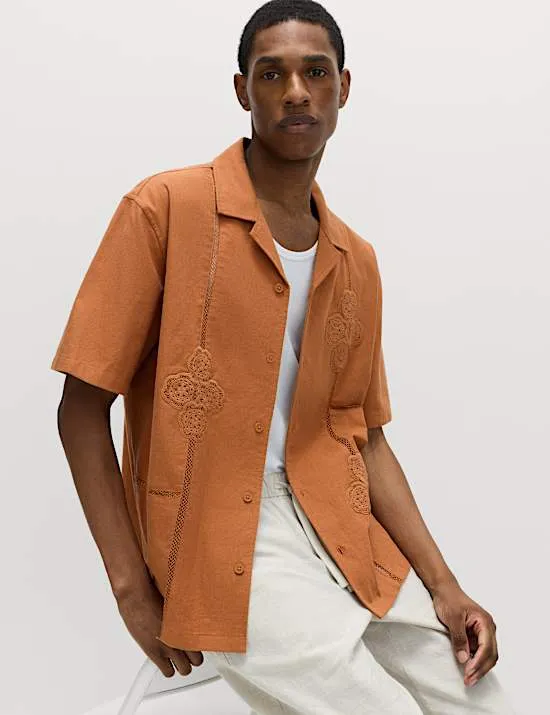 Kurzarm-T-Shirt mit hohem Baumwollanteil und Stickerei