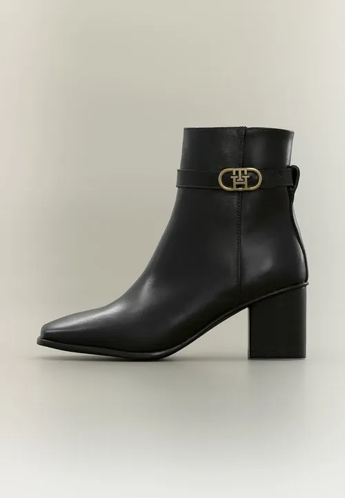 Ankelboots med høye hæler - black