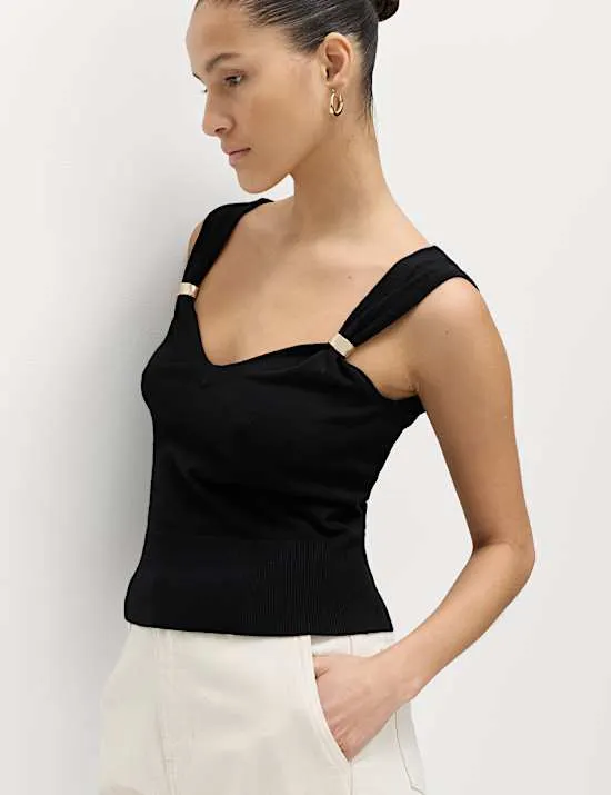 Schmal geschnittene gestrickte kurze Weste mit Hardwaredetail